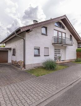 Willkommen daheim: Charmantes Einfamilienhaus mit ELW und herrlicher Weitsicht in Jöhlingen - Walzbachtal