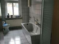 Zentral gelegene 2-R-Wohnung mit gutem Zuschnitt_Bad mit Wanne/Dusche - Leisnig