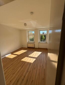 Frisch renoviert - gemütliche 2 - Zimmer Wohnung mit EBK und Balkon - Plauen