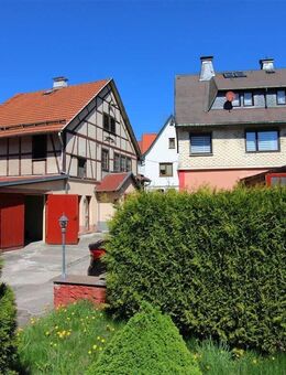 Ohne Käuferprovision: Großzügiges Wohnanwesen mit Nebengebäuden und Garagen in zentraler Lage - Zella-Mehlis