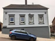 RESERVIERT !!!Schöne, freistehende Immobilie mit zwei Wohneinheiten und herrlichem Weitblick in zentraler Lage von Friedrichsthal zu verkaufen - Friedrichsthal (Saarland)