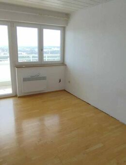 Wohnen über den Dächern der Stadt: Gepflegte 3-Zimmer-Wohnung im 22. OG mit traumhaftem Panoramablic - Erlangen