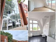 Großzügig geschnittene zwei Zimmer Wohnung im Dachgeschoss, mit offener Küche und Balkon! - Magdeburg