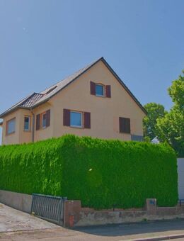 Top renoviert & gut vermietet! Charmante 2,5 Zimmer-Dachgeschosswohnung mit Stellplatz - Villingen-Schwenningen
