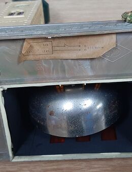 Eisenbahn Bahnhof und Kirche mit Glocke läutet beleuchtet - Hersbruck