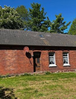 Älteres Wohnhaus mit Schirm, Charme und Melone in Arle - Großheide