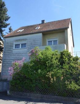 Geräumiges Zweifamilienhaus in Ortsrandlage - jetzt verfügbar! - Neustadt (Aisch)