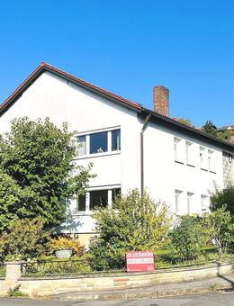 Erdgeschosswohnung sofort beziehbar! Gepflegtes Zweifam.-Haus mit Doppelgarage und Garten in ruhiger Lage, Grund 638m² - Ebelsbach