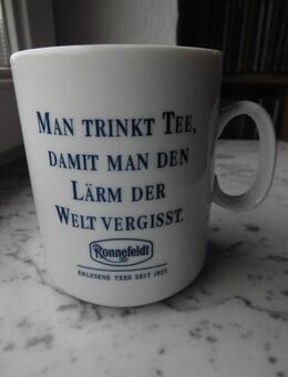 Ronnefeldt Teebecher „Man trinkt Tee, damit man den Lärm der Welt vergisst“ mit Elefanten-Aufdruck Tasse Mug Porzellan weiß-blau 2,50 - Flensburg