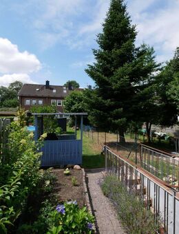 Ruhige, schöne Lage in Norderstedt! MRH + einem voll ausgebauten Dachgeschoss +Vollkeller zu verkaufen - Norderstedt
