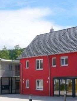 Betreutes Wohnen: Barrierefreie 3-Zi-Wohnung mit Südwest-Balkon, Einbauküche und Stellplatz - Unterkirnach
