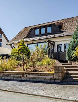 Direkt in Winterberg! Großzügiges Einfamilienhaus mit Hochraumgarage, Wintergarten, Kamin&Sauna - Winterberg