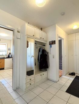 Helle 4 Zi. Hochparterre mit TG Stellplatz in begehrter Lage - Weingarten