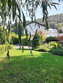 Freistehender Bungalow in St. Ingbert Reichenbrunn, ruhig und idyllisch gelegen, mit Gartenanlage, Fischteich, 3 Garagen - Sankt Ingbert