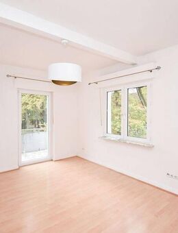 Vollständig renovierte Drei-Zimmer-Altbauwohnung mit Balkon. - Gütersloh