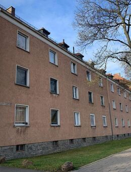 Zentral gelegenes Revitalisierungsquartier mit stabilen Mieteinnahmen - Potenzial für Neubau mit Nachverdichtungsmöglichkeit - Bebauungsstudie vorlieg - Hof