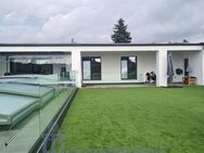 Modernes luxuriöses Wohnhaus, Bungalowstil, mit Außenpool, in schöner Stadtrandlage - Homburg
