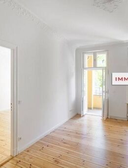 IMMOBERLIN.DE - Ersteinzug nach Top-Sanierung: Familienfreundliche Stuck-Altbauwohnung mit Westloggia & -balkons - Berlin