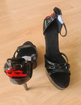 Sexy High Heels mit Schnallen in Lack schwarz/rot / Größen 40, 42, 43, 44 / NEU - Marl (Nordrhein-Westfalen)
