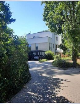 moderne, barrierefreie 3 Zimmer-Wohnung im EG mit Terrasse auf einem ca. 4.550 m² großem Burgberg-Park-Grundstück mit... - Erlangen