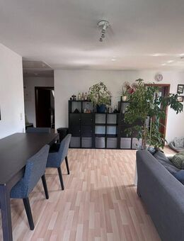 Dachgeschoßwohnung mit 3 Zimmern, Küche, Bad, Balkon und Stellplatz PKW - Chemnitz