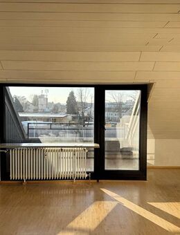 Helle 4-Zimmer DG-Wohnung mit EBK und Loggia in Erlangen-Bruck - Erlangen