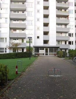 Schöne 2 Zimmer-Wohnung ca. 50 qm,.9 Etage Süd- Ost-Lage mit und einen verbautem Weitblick und einem großen Balkon. - Flensburg