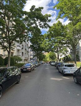 Provisionsfrei: Hochwertig sanierte Altbauwohnung mit offenem Wohnbereich, Balkon und zwei Bädern. - Berlin