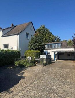 Renditeobjekt! 2 separate Häuser! Ein 1-FH mit 2 Eingängen, Doppelcarport, 4 Einstellplätze, Garten u. eine DHH m. zwei Wohnungen u. 2 Einstellplätze - Braunschweig