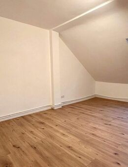 Helle 2-Zimmer-Dachgeschosswohnung mit Einbauküche - frisch renoviert - Kiel