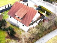 Schönes Zweifamilienhaus mit 2 Garagen und 2 Stellplätzen in ruhiger Lage von Herzogenaurach - Herzogenaurach