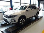 VW T-Roc, 1.0 TSI Move, Jahr 2023 - Meißen