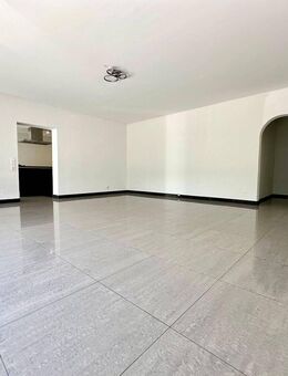 Luxuriöse 4,5-Zimmer-Terrassenwohnung mit Fußbodenheizung - Leonberg (Baden-Württemberg)