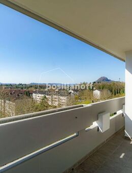 ENERGETISCH SANIERTE WOHNANLAGE - BEZUGSFREIE 3-ZI.-WOHNUNG MIT LOGGIA UND SPEKTAKULÄREM WEITBLICK - Singen (Hohentwiel)