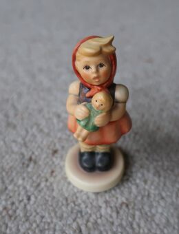 M.J. Hummel Porzellanfigur "Mädchen mit Puppe" Artikel-Nr. 239/B - Niddatal