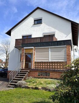 Attraktives Zweifamilienhaus mit Garten und Garagen in Wildenheid! - Neustadt (Coburg)