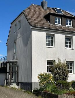 Neu in Burscheid-Hilgen: 2-Familienhaus mit 8 Zimmern auf 819 m² Grundstück - Burscheid