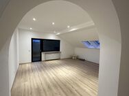 Frisch Renoviert - Dachgeschosswohnung in ruhiger Lage mit großzügigem Balkon und Tiefgaragenstellplatz - München