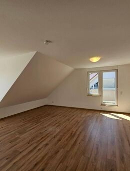 Große 2-Zimmer-Wohnung mit Tageslichtbad im Dachgeschoss - Seligenstadt