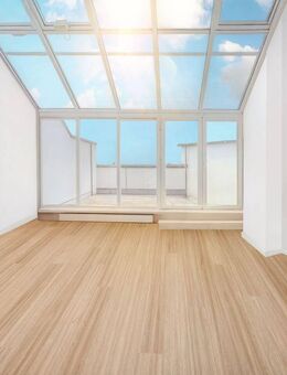 Eleganz auf zwei Ebenen - schöne Maisonette-Wohnung mit Dachterrasse, Loggia und TG-Stellplatz - München