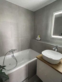 Hochwertig kernsanierte 4 Zimmer Wohnung mit Penthouse Feeling, provisionsfrei - Sindelfingen