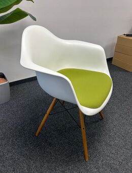 Vitra Eames Plastic Armchair gepolstert, Stuhl / Sitzschale weiß grün - Augsburg
