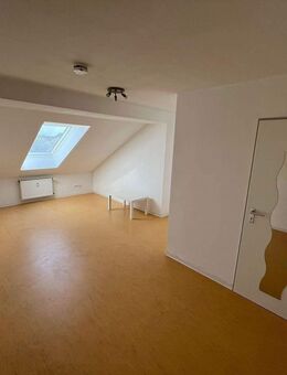 Großzügige 1-Zimmer-Dachgeschoss-Wohnung im Zentrum mit Aufzug, Stellplatz - Kiel