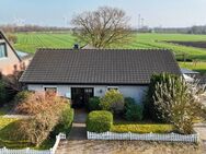 Attraktiver Winkelbungalow in Feldrandlage: Ebenerdiges Wohnen, Südgarten, Garage und Carport - Jübek