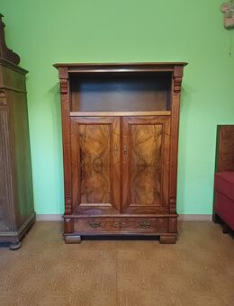 Edles Vertiko aus Nussholz antik restauriert - Sankt Ingbert