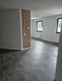 Trier-Euren, generalsanierte Eigentumswohnung mit Balkon/ Wintergarten, Stellplatz und Personenaufzug im Haus. - Trier