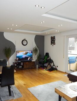 Großzügig geschnittene 4 Zimmer-Wohnung mit Balkon und Tiefgaragen-Stellplatz - Geislingen (Steige)