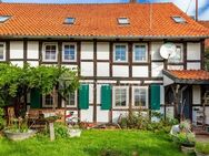 Lehma-Fachwerkhaus mit sonnigem Garten, Terrassen und Vollkeller in schöner Lage - Adenstedt
