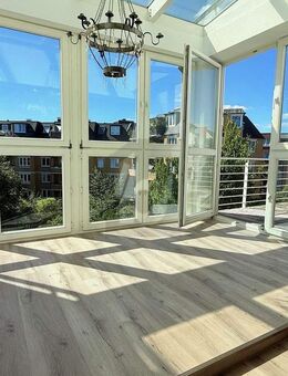 IM WINTERGARTEN ÜBER DEN DÄCHERN VON OTTENSEN - Hamburg