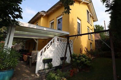 Einfamilienhaus mit Einliegerwohnung, Terrasse sowie Garten